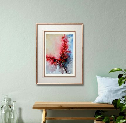 Tablou Red flowers cu paspartu, pe un perete verde deschis, deasupra unei banci din lemn