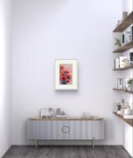 Acuarela Reddish poppies pe un perete alb, deasupra unei comode gri, langa rafturi