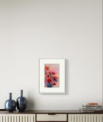 Tablou Reddish poppies cu paspartu, pe un perete deschis, deasupra unei polite cu vaze albastre