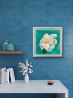 Tablou canvas pictat in acrilic, pe un perete albastru, deasupra unui birou alb