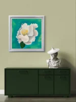 Tablou Eleganta Alba pe un perete verde oliv, deasupra unei comode verzi cu un bust decorativ