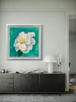 Tablou Canvas Eleganta Alba pe un perete alb, deasupra unei comode inchise cu veioza alba