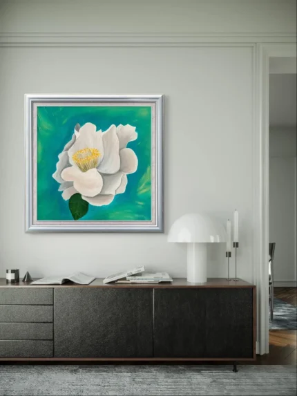Tablou Canvas Eleganta Alba pe un perete alb, deasupra unei comode inchise cu veioza alba