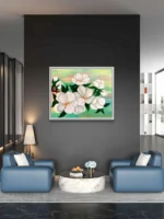 Tablou canvas cu flori albe de primavara pe un perete gri inchis, intr-un living cu fotolii albastre