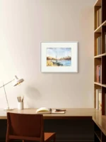 Tablou cu barci de pescari pe peretele unui birou cu biblioteca din lemn si lampa