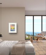 Tablou cu veliere in amurg intr-un dormitor luminos cu fereastra spre mare