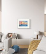 Tablou marin Barca la apus pe peretele unui living luminos cu canapea alba