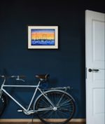 Tablou Vapoare in amurg pe un perete albastru inchis, deasupra unei biciclete
