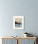 Tablou La mal pe un perete albastru deschis, deasupra unei console din lemn