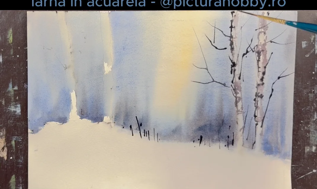 Scoarta de mesteacan pictata cu semne inchise pe trunchiurile albe, peisaj de iarna in acuarela
