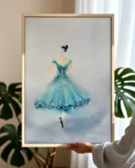 Tablou cu balerina in rochie turcoaz tinut in mana, langa o planta monstera si o perdea alba