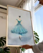 Tablou cu balerina in rochie turcoaz tinut in mana, langa o fereastra luminoasa si o planta verde