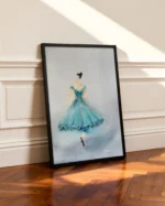 Tablou cu balerina in rochie turcoaz sprijinit de un perete alb cu lambriuri, pe parchet, in lumina soarelui