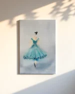 Tablou cu balerina in rochie turcoaz pe un perete alb-crem, cu umbre de frunze in lumina soarelui