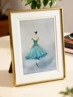 Apropiere pe tabloul cu balerina in rochie turcoaz, asezat pe masa, langa carti