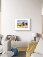 Acuarela cu camp de toamna si copac ruginiu deasupra unui sofa gri, intr-un living luminos cu pled galben