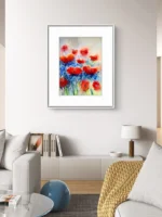 Acuarela cu maci rosii si flori albastre deasupra unui sofa gri, intr-un living luminos cu pled galben