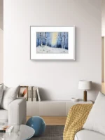 Acuarela cu padure de mesteceni iarna deasupra unui sofa gri, intr-un living luminos cu pled galben