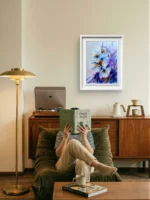 Tablou cu flori albastre si violet pictat manual, intr-un living cu comoda din lemn si lampadar auriu