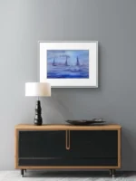 Tablou cu veliere in ceata violet pe perete gri, deasupra unei comode din lemn cu lampa