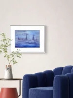 Tablou cu veliere in ceata violet pe perete bej, deasupra unui fotoliu albastru din catifea