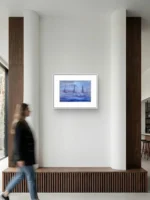 Tablou cu veliere in ceata violet pe un perete alb intre doua coloane, intr-un living modern