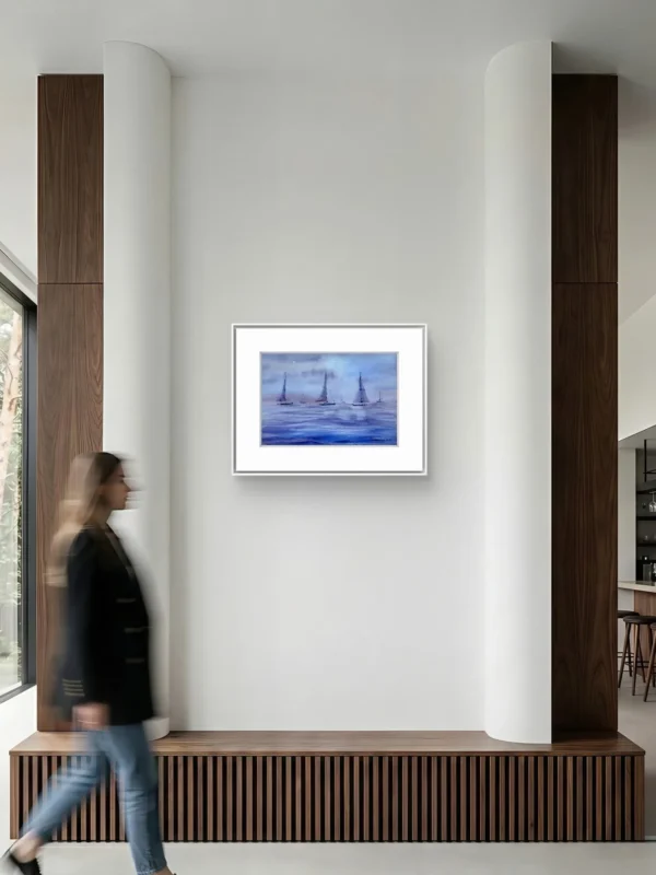 Tablou cu veliere in ceata violet pe un perete alb intre doua coloane, intr-un living modern