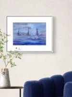 Apropiere pe tabloul cu veliere in ceata violet, pe perete bej, deasupra unei vaze